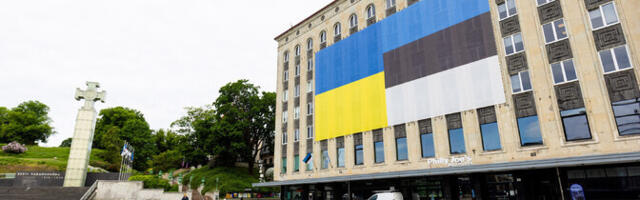 Tallinn tõstab Vabaduse väljaku Ukraina lipu tellingutele