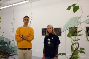 Kogo galeriis avatud näitus toob kokku Mari-Leen Kiipli installatsiooni “Husa” ja Paul Kuimeti fotokollaažide seeria “Kristallsõrestik”