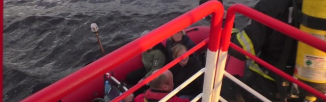 Reporter: Pärnu jõel harjutati põlevalt laevalt inimeste päästmist