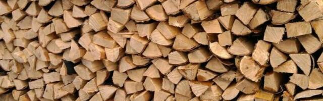 Küttepuud kirve või puulõhkumismasinaga?