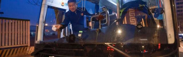 Veab 54 reisijaga bussi_ Hiinas tehti valmis materjal, mis on kümme korda tugevam kui teras