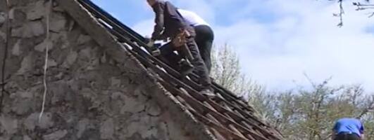 HUMANOST UJEDINILA STANOVNIKE GACKA: Komšije renoviraju kuću Milovićima (VIDEO)