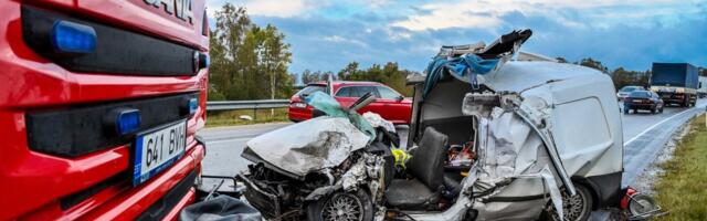 FOTOD | Tallinna-Tartu maanteel põrkasid kokku veok ja auto. Üks inimene viidi haiglasse