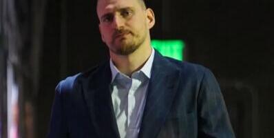 AUUU, KAKAV ŠMEKER! Jokić oduševio stajlingom: Pogledajte u kakvom izdanju je došao na meč! (VIDEO)