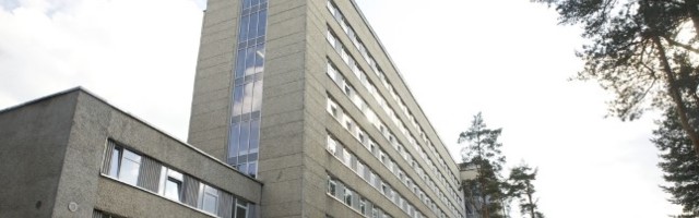 Lõuna-Eesti haigla seitsmendalt korruselt kukkus alla patsient