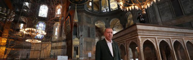 Moslemid kogunesid täna esimest korda pärast taas mošeeks muutmist Hagia Sophiasse reedesele palvele