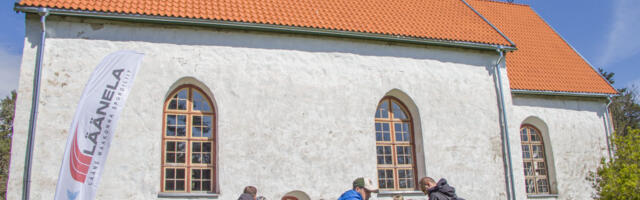 Vald kingib kirikule ja muuseumile pingi