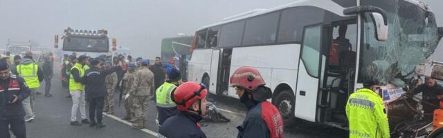 Vozač autobusa zaspao za volanom, pa udario u zid, snimak je jeziv: Povređeno najmanje sedam osoba