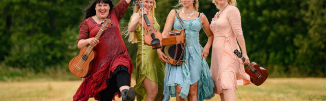 NAISED KÖÖGIS TAAS LAVALAUDADEL