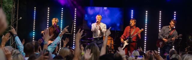 Pärnu Retropidu 2025 pani Ammende Villa hoovi tantsima!