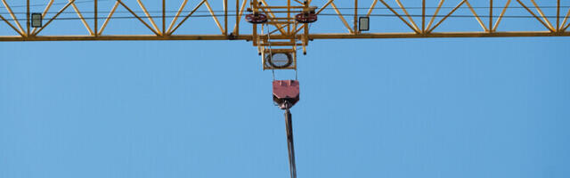 В Хельсинки на здание детского сада опрокинулся строительный кран