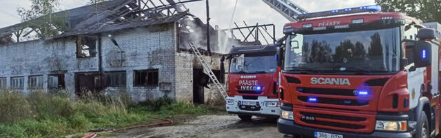 PILDID: Viljandi vallas põles vana laut