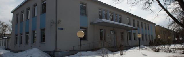 Nooruk suri üledoosi tõttu. Turvakeskuse juhataja palus päev enne juhtunut narkokoera kaasamist, ent politseil polnud selleks juriidilist alust