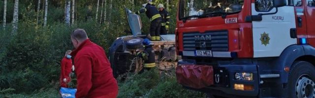 FOTOD | Järvamaal sõitis eakas juht mikrobussiga kraavi. Politsei manitseb: hinnake oma tervislikku seisundit