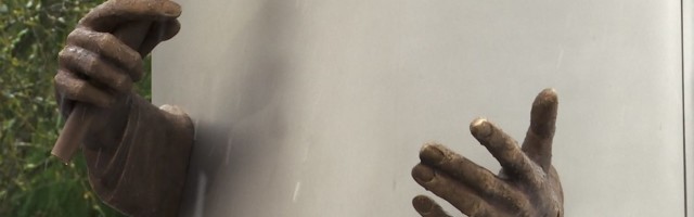 Reporter: Viljandis hakkas tööle Jaak Joala laulev mälestussammas