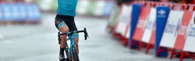 Izagirre sai kauaoodatud Vuelta etapivõidu, Carapaz kerkis liidriks