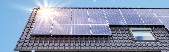 Loe, kuidas kuldsete kätega Eesti mees viis päikesepaneelide ja akulahenduse abiga oma elektrikulud nulli