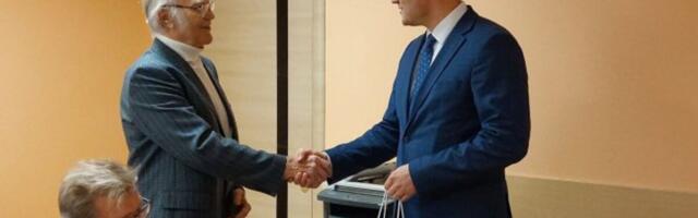 Maaülikooli emeriitprofessorit tunnustati kuldse teenetemärgiga