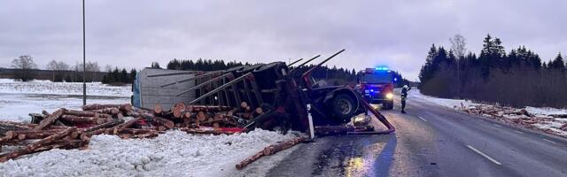 Lüganuse vallas sõitis kraavi metsaveok