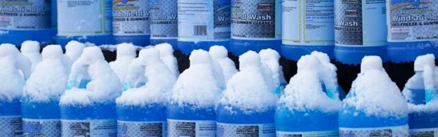 KEEMIK HINDAB | Kas kodus valmis segatud klaasipesuvedelikku kõlbab autosse valada?