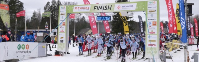 Reporter: President Kaljulaid käis Tallinna Suusamaratonil enda määritud suuskadel