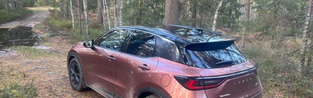 Pilk peale, käsi külge: kuidas sõidab kõige väiksem Lexus?
