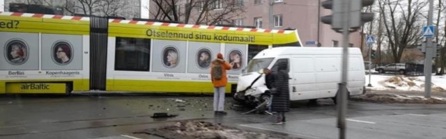 LUGEJA FOTOD | Kaubik rammis trammi, Pae tänaval liikus seisab