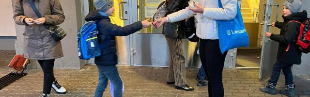 Lasnamäe linnaosa valitsus jagab linlastele üle 4000 helkuri