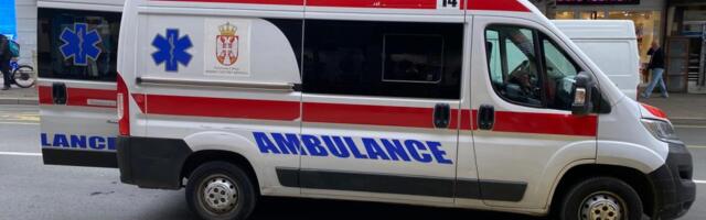 AUTOBUS NAGLO ZAKOČENI, MEĐU POVREĐENIMA I TROJE DECE Jeziva saobraćajka u Železniku, Hitna pomoć na licu mesta