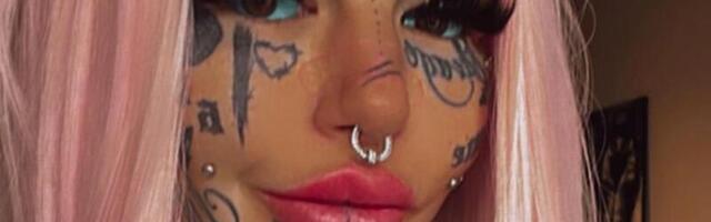 Tätoveeritud silmamunadega naine nuttis siniseid pisaraid