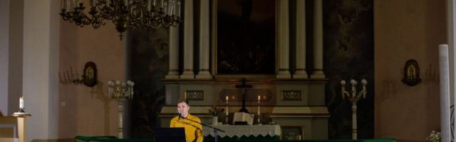 Peapiiskop Urmas Viilma avab Keila Mihkli kirikus toimuvat Ott Leplandi kontserdi.