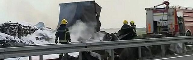 VIDEO Šleper izgoreo u sudaru dva kamiona na autoputu ka Šimanovcima, saobraćaj obustavljen