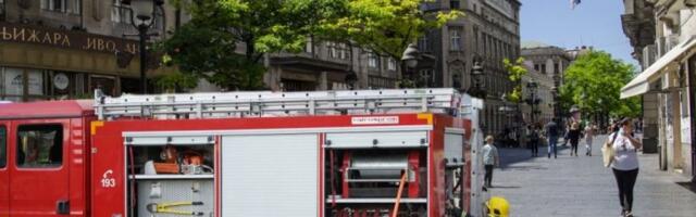 POŽAR U HOTELU U KNEZ MIHAILOVOJ: U panici ljudi istrčali na ulicu, kašlju i guše se od dima