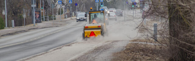 Haapsalus algas kõnniteedelt graniitsõelmete koristamine