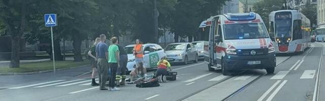 FOTO | Tallinna kesklinnas sõitis tõukerattur otsa auto järelhaagisele