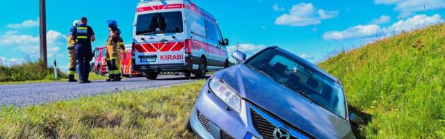 FOTOD | Päev liikluses_ 91-aastane mees läks lõbu pärast autoga sõitma ning sõitis kraavi