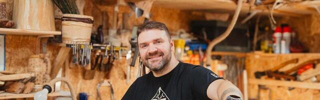 ROLAND BURK ko­gub tea­vet Kuu­sa­lu ki­hel­kon­nas kä­si­töö­na teh­tud pui­te­se­me­test