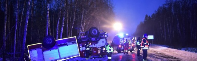 VIDEO ja FOTOD | Kesk-Eestis sõitis päästeauto teelt välja ja maandus katusele
