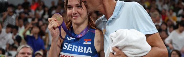 Emocija! Dragutin Topić u suzama grli ćerku Angelinu, bronza oko vrata sija kao zlato za čitavu Srbiju