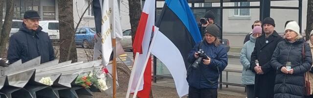 EKRE Tartu ringkond mälestas “Murtud rukkilille” juures märtsiküüditamise ohvreid