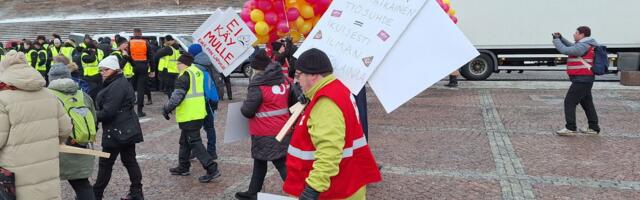 FOTOD JA VIDEO ⟩ Helsingi Senati väljakul algab suur meeleavaldus valitsuse vastu