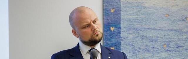 Kristjan Järvan lasi koristada Tallinna bussidest-trammidest naistepäeva kampaania materjalid