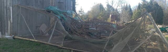 FOTOD | Aiapidaja õudusunenägu: tormituulega lagunes kanade aedik ja lendas minema kasvuhoone
