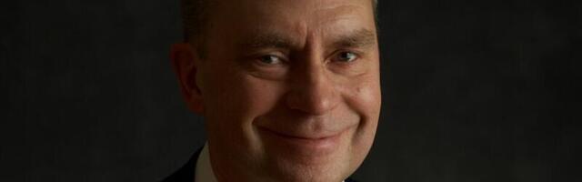 KAUNIS VAADATA: ARMUNUD ÄRIMEES ALLAN MARTINSON näitas säravat pruuti