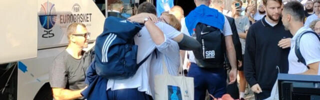 EMOTIVNO NA RASTANKU: Žena se bacila u zagrljaj Marku Guduriću, a on joj je dao poklon koji će pamtiti ceo život! (VIDEO)