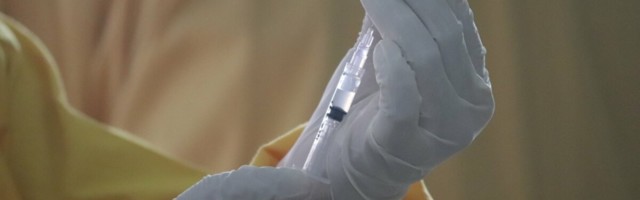 Mis juhtub, kui inimesele süstida kaht eri koroonavaktsiini? Eksperiment on alanud