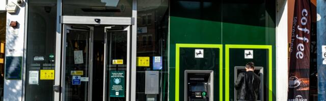 Briti pangad on asunud rekordiliselt inimeste pangakontosid sulgema