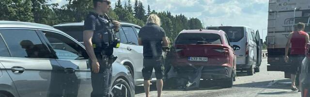 Tartu lähedal põrkasid kokku neli autot, kaks inimest viidi haiglasse