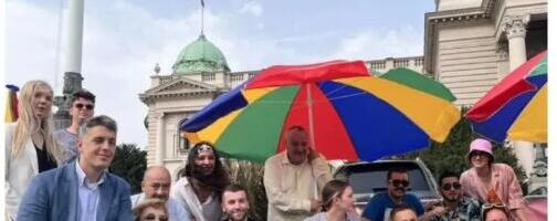 ALEKSIĆEV PULEN OSUO PALJBU PO KOLEGAMA OPOZICIONARIMA! Brčkali noge ispred Skupštine, dok je Srbija tugovala: ''Kako lako zaboravljamo'' (FOTO)