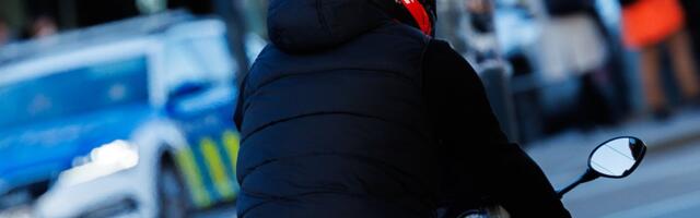 Tallinnas sõitis 92-aastane autojuht otsa 17-aastasele mootorratturile, kes toimetati haiglasse